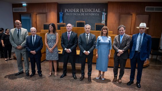 Los integrantes de la Corte junto al gobernador Alfredo Cornejo.&nbsp;