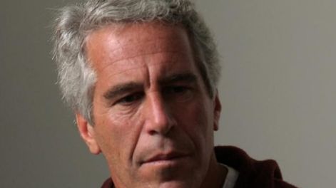 El millonario estadounidense Jeffrey Epstein se quitó la vida en prisión en 2019 pero continúa la investigación sobre su red de tráfico sexual y los nombres famosos vinculados a su actividad.