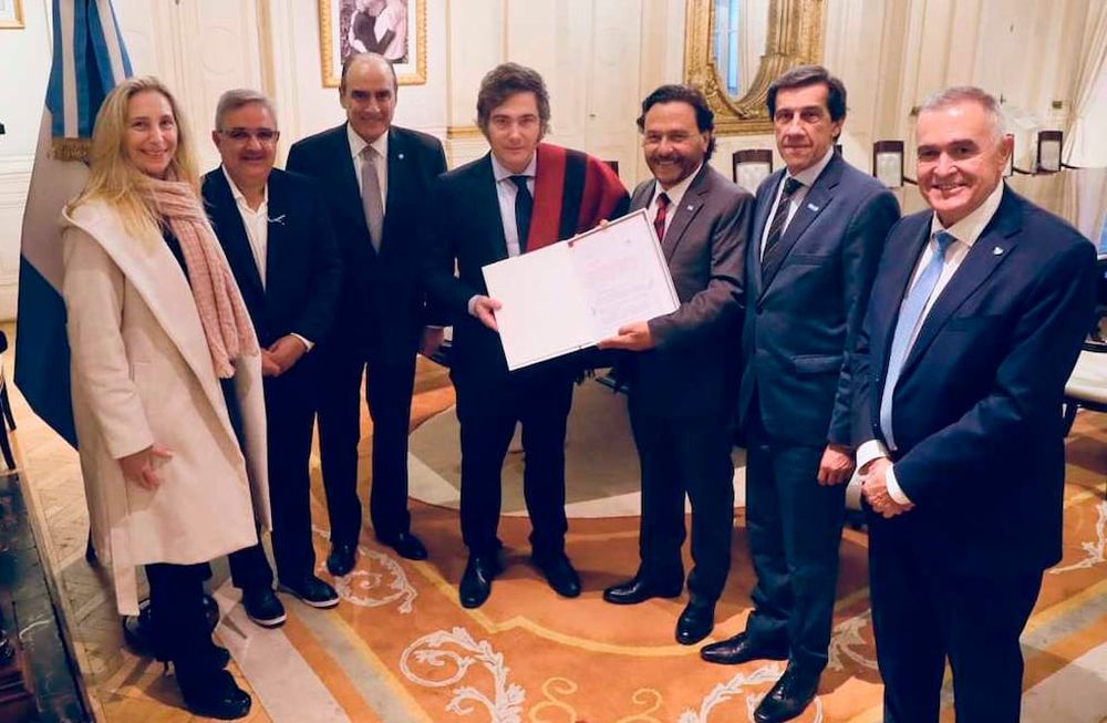 El presidente Javier Milei se entrevistó con el gobernador de Jujuy, Carlos Sadir; el de Salta, Gustavo Sáenz; el de Tucumán, Osvaldo Jaldo; y el de Catamarca, Raúl Jalil, esta tarde en la Casa Rosada. Foto NA