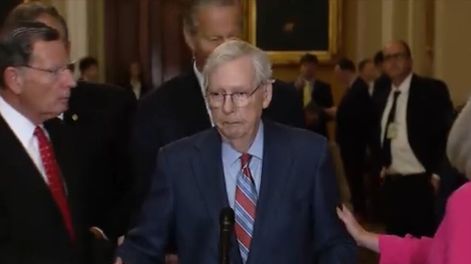 El senador republicano Mitch McConnel se descompuso durante una conferencia de prensa.