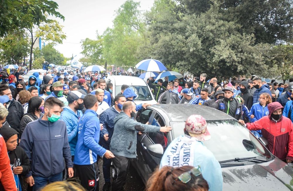 Epicentro. La sede del Club Godoy Cruz fue el punto neurálgico elegido por los hinchas. Le dedicaron cánticos al ídolo, pero no se olvidaron de cargar contra el presidente José Mansur.
