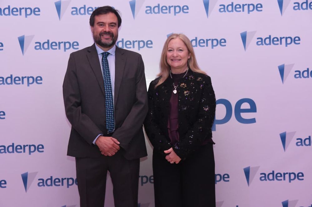 Manuel Ponce, presidente de ADERPE, y Hebe Casado, vicegobernadora de la provincia de Mendoza, en saludo protocolar y brindis por el desarrollo industrial en la Cena de Fin de Año de ADERPE.