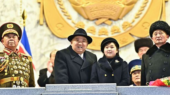 El impresionante desfile militar donde Corea del Note mostró su poderío nuclear durante los primeros días de febrero. Kim Jong-un volvió a mostrarse con su hija en los ejercicios recientes. (Fotos AP).