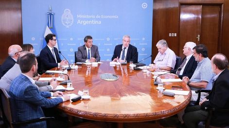 Sergio Massa, junto a otros ministros y representantes de entidades educativas en la reunión en el Palacio de Hacienda. Foto: Gentileza