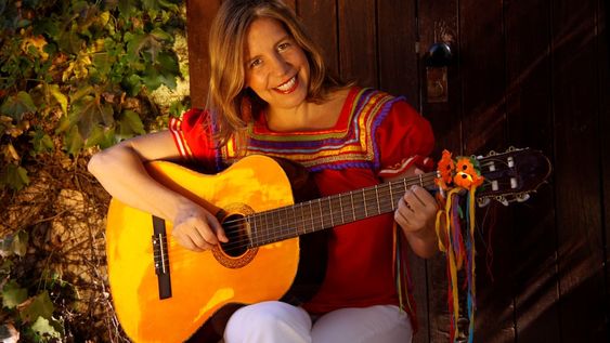El reciente libro de Magdalena Fleitas ofrece un sinfín de ideas, recursos, canciones, historias y herramientas didácticas para trabajar en casa, en el barrio, en la plaza, en las escuelas, con niñas, niños y grandes. Foto: Gentileza Siglo XXI Editores.