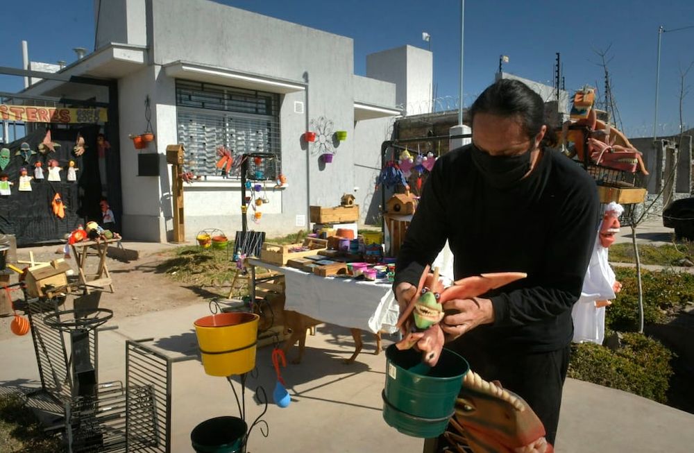 Alejandro Molina, integrante del Colectivo El Revoltijo, fabrica juguetes artesanales que se comercializaran en forma virtual y ferias barriales. / Orlando Pelichotti