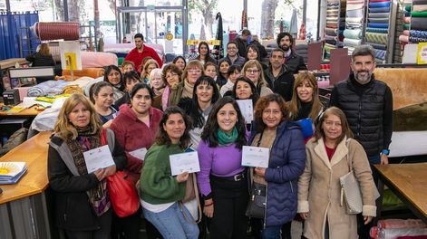 Ulpiano Suarez entregó certificados a emprendedoras textiles. Foto: Prensa Ciudad de Mendoza