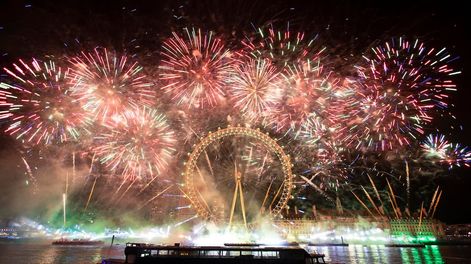 Fuegos artificiales explotan alrededor del London Eye durante las celebraciones de Año Nuevo en Londres, Gran Bretaña, el 01 de enero de 2023. Foto: EFE/EPA/TOLGA AKMEN