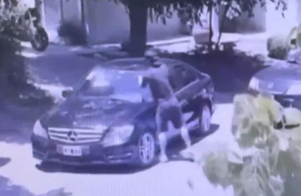 Tensión en Pilar por un auto mal estacionado.