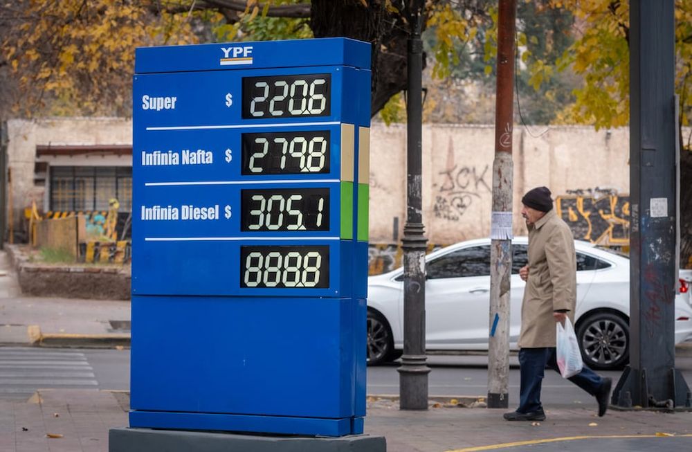 YPF aumentó nuevamente el precio de sus combustiblesComo cada mes, la petrolera estatal subió los valores de la nafta y el gasoil. La medida comenzó a regir a partir de las 00:00 de este sábado y el aumento ronda los 4,5% a nivel país.    Foto: Ignacio Blanco / Los Andes