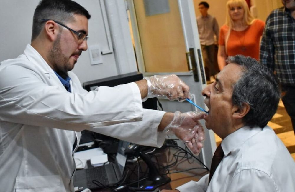 Personal del Laboratorio de Huellas toma la muestra del diputado provincial Enrique Thomas y a partir de ahora pasará a formar parte del Registro que ya cuenta con 89.000 perfiles genéticos.