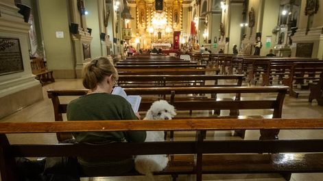 Los Andes | Tras renunciar a los aportes estatales para obispos y arzobispos la Iglesia planea eliminar lo que reciben parroquias de frontera y seminaristas. Basilica San Francisco de la Ciudad de MendozaFoto: Ignacio Blanco / Los Andes