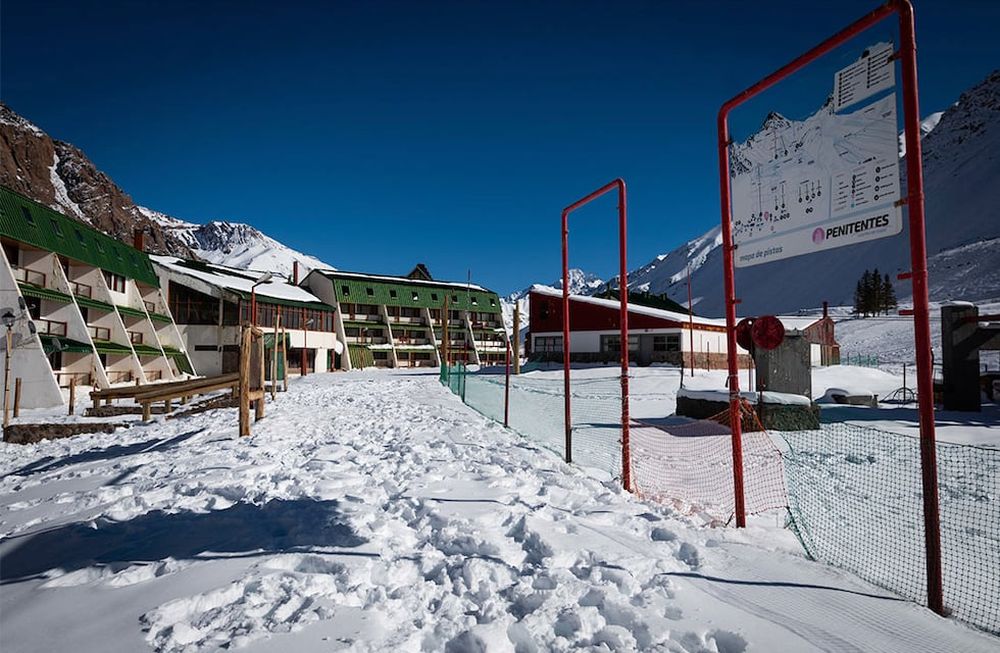 Penitentes, MendozaLa montaña mendocina poco a poco se va vistiendo de blanco, turistas y esquiadores disfrutan de las primeras nevadas en alta montaña.Foto: Ignacio Blanco / Los Andes