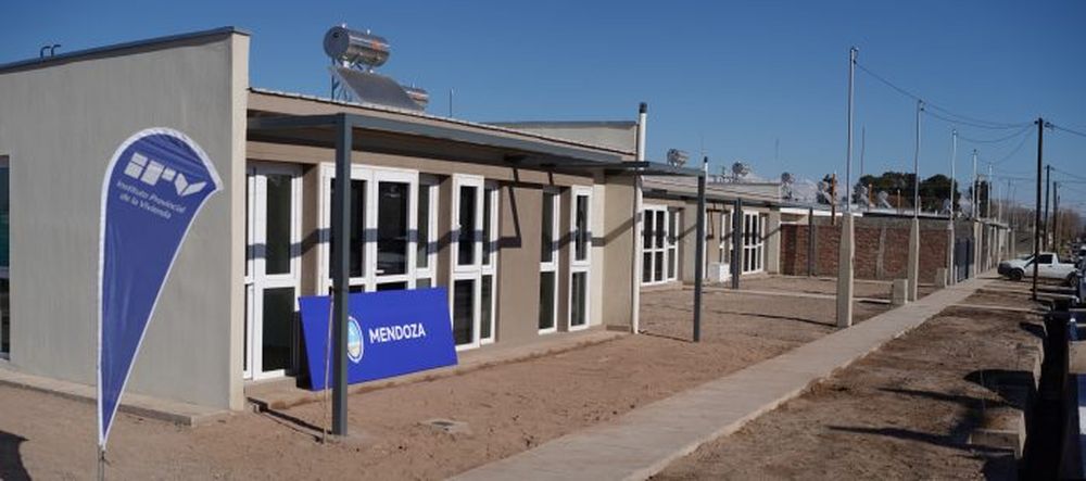 En Junín se entregaron 16 viviendas del barrio Aguaribay, un proyecto innovador de viviendas bioclimáticas