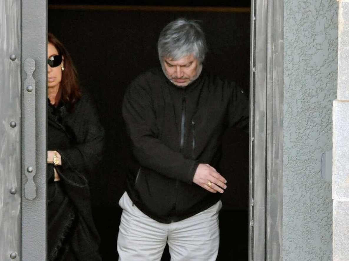 Cristina Kirchner y Lázaro Báez saliendo del mausoleo de Néstor Kirchner.