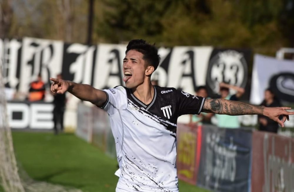 Santiago Solari, el héroe de la jornada, tras convertir un gol sobre la hora y darle el triunfo por 2-1 a Gimnasia sobre Chacarita Juniors. / Mariana Villa (Los Andes).