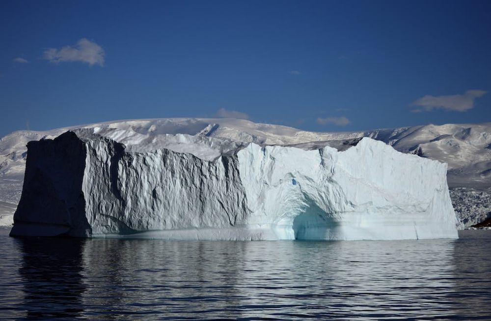 El desprendimiento de témpanos y retroceso de glaciares con su consecuente aporte de agua dulce al océano no solo causa el aumento del nivel del mar sino también el decrecimiento de salinidad, y por lo tanto de la densidad del agua. Foto: Eduardo Ruiz Barlett.