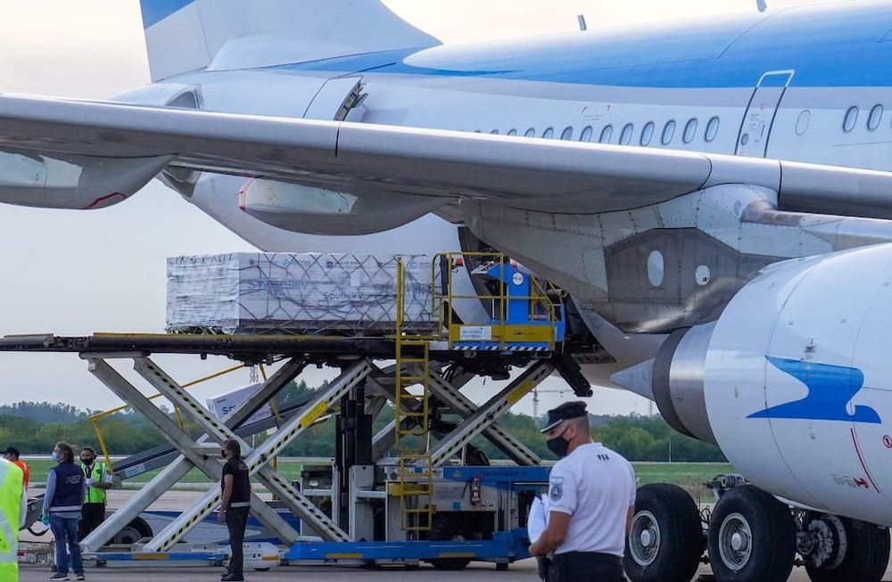 Llegada de las vacunas Rusas Sputnik V al aeropuerto de Ezeiza. Foto: Clarín