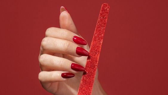 Chau a las uñas rojo y negro en otoño-invierno 2022