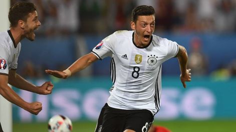 Özil brilló en el fútbol internacional y a los 34 años dijo basta. / archivo