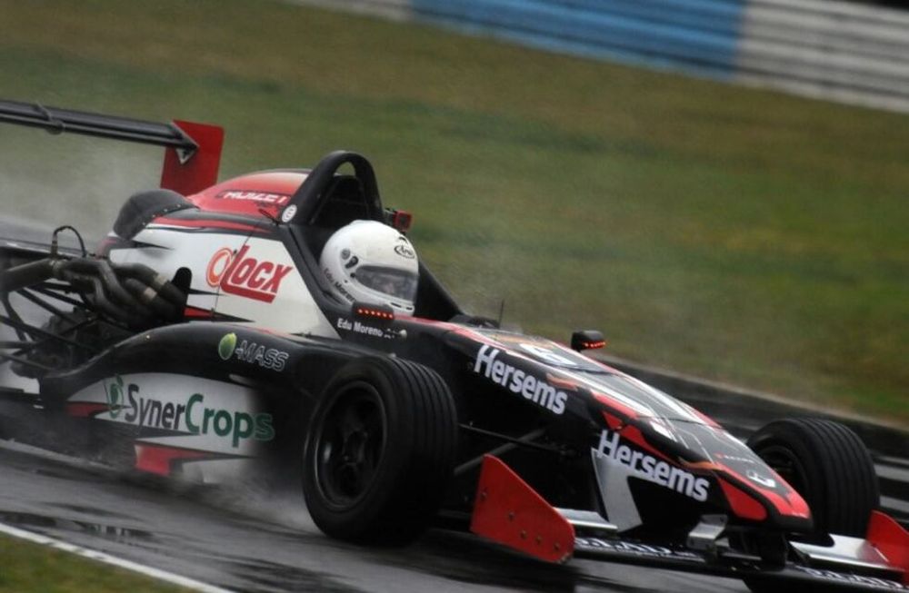 Fórmula 2.0 Renault: Victoria de Moreno