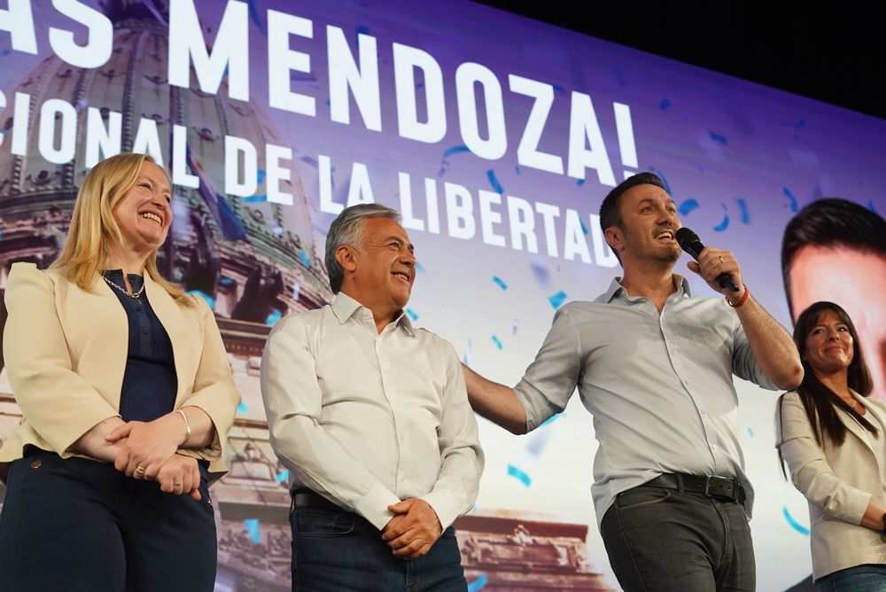 Luis Petri, Alfredo Cornejo y Hebe Casado en el festejo de la victoria electoral de la alianza 