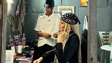 Los Andes | Wanda Nara apostó por el peinado furor de este verano para el videoclip de su nuevo tema.