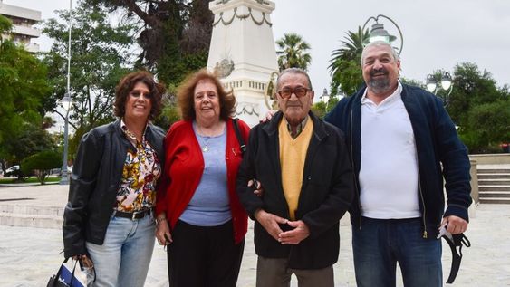 El histórico maestro de la natación mendocina, Germán Rodríguez, junto a Vivian Ferrer, su esposa Mary y Francisco Micucci. / Mariana Villa (Los Andes).