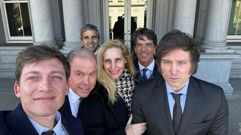 Agustín Romo, Gerardo Werthein, Luis Caputo, Karina Milei, Nicolás Posse, y Javier Milei saliendo de la Casa Blanca. (@agustinromm)