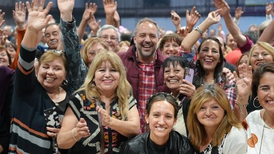 Stevanato junto a más de 2500 personas participaron del tradicional Baile de Adultos Mayores en Maipú