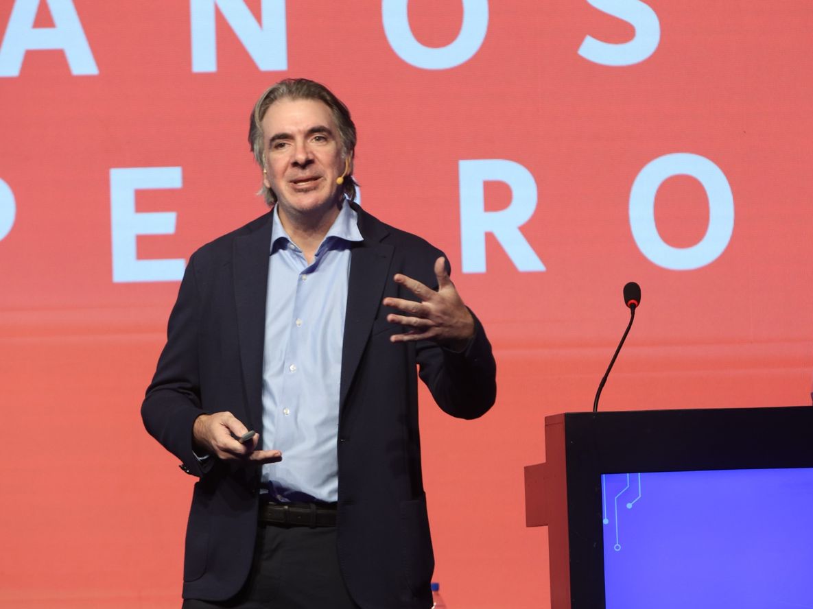 El economista y divulgador habló sobre el vértigo tecnológico y la necesidad de pensar a largo plazo sin ansiedad.