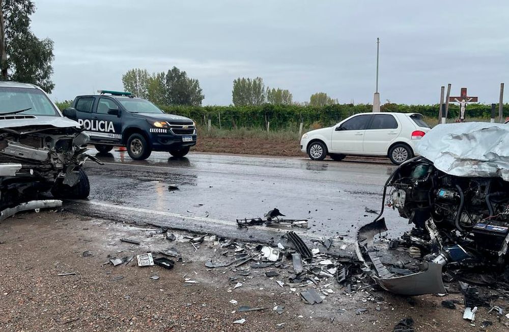 La Hilux y el Bora que protagonizaron el choque frontal en Lavalle. Un conductor alcoholizado se cruzó de carril. Foto: Gentileza