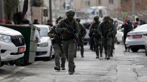 Jerusalem (---), 28/01/2023.- Israeli special unit at the scene of a shooting near the Old City in Jerusalem, 28 January 2023, a day after deadly attack on synagogue. According to Israeli police and paramedic services, two men are wounded after a new shooting attack in Jerusalem. Seven people were killed and at least three other injured in a shooting attack at a synagogue in Jerusalem on 27 January. (Atentado, Estados Unidos, Jerusalén) EFE/EPA/ATEF SAFADI