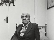 Portada del suplemento de Página/12 con Borges en su habitación. Sobre la pared se distingue el diploma del primer doctorado honoris causa que recibió en su vida, otorgado en Mendoza por la Universidad Nacional de Cuyo.