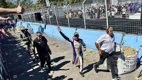 TC 2000. El piloto Franco Riva (Chevrolet Cruze) se quedó con el primer lugar en el callejero de Buenos Aires en lo que fue la primera fecha del campeonato del TC 2000. El de Gualeguaychú peleó en el final pero llegó como líder, seguido muy de cerca por Emiliano Stang (Toyota Corolla Cross GR) en el segundo puesto, y Gabriel Ponce de León (Toyota Corolla Cross) para completar el podio.