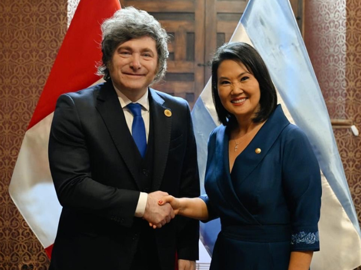 Javier Milei junto a Keiko Fujimori en la ceremonia de asunción.