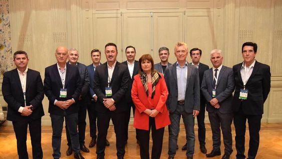 Debate presidencial 2023: Patricia Bullrich junto a Mauricio Macri, Luis Petri y gobernadores y candidatos de Juntos por el Cambio. (Prensa Juntos por el Cambio)