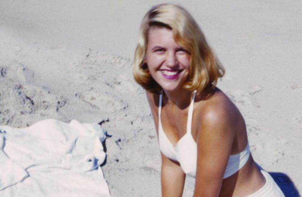 La escritora Sylvia Plath es una poeta y narradora formidable. Su vida estuvo signada por tremendos padecimientos existenciales.