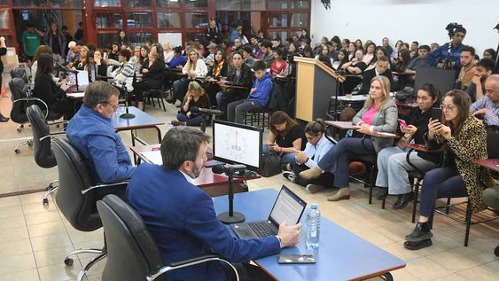 Debate de los candidatos a Diputados Nacionales por Mendoza sobre proyecto de educación en la Facultad de Educación de la UNCuyoLisandro Nieri de Juntos Por el Cambio, Martín Aveiro de Unión por la Patria, Laura Espeche del FIT y Mirta Diaz candidata a Legisladora del Parlasur.Foto: José Gutierrez / Los Andes