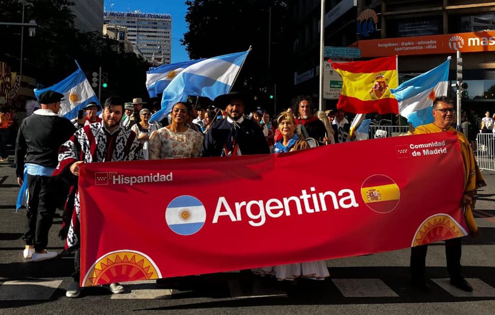 Los bailarines de Tupungato, Carla Calderón y Alejandro Profetta, participaron en la Cabalgata por la Hispanidad, que recorrió la Gran Vía de Madrid junto a representantes de 28 países.