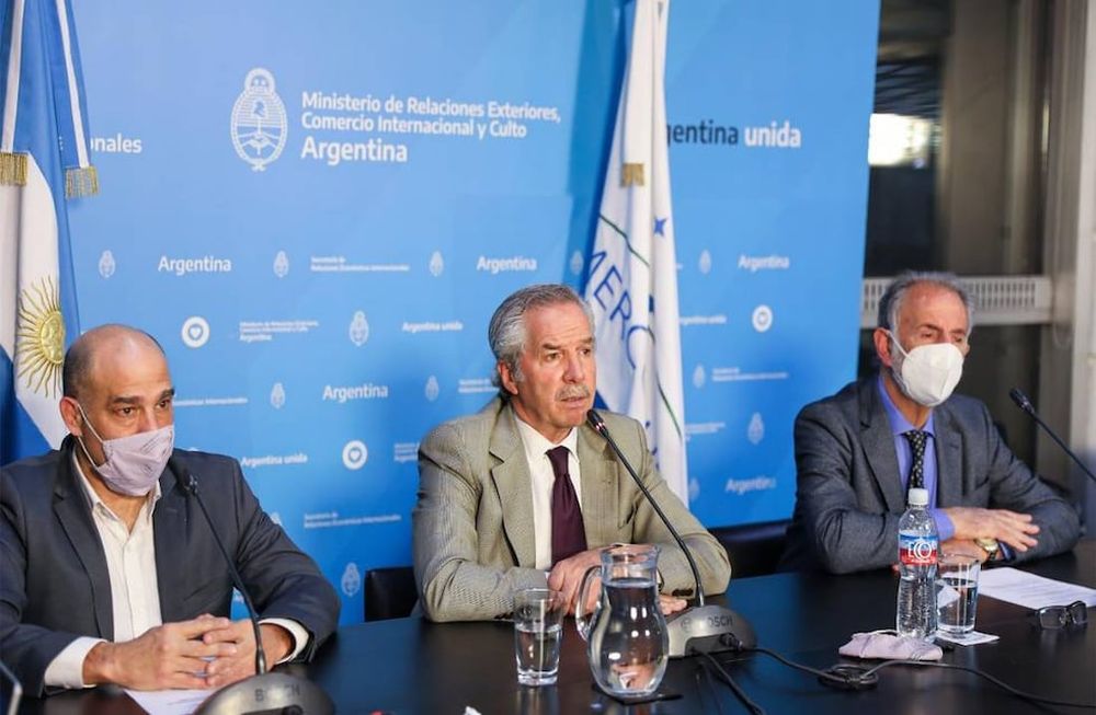 El canciller Felipe Solá encabezó la reunión virtual del Consejo Público Privado para la Promoción de Exportaciones (CPPPE). Estuvo acompañado por el secretario de Relaciones Económicas Internacionales, Jorge Neme, y por el Secretario de Política Económica, Fernando Morra.