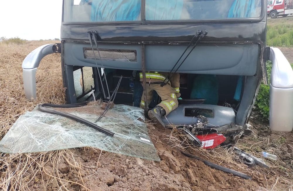 Un colectivo y un auto chocaron en la ruta 40 y la conductora del vehículo menor perdió la vida. Foto gentileza Bomberos Voluntarios.