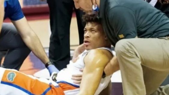 Keyontae Johnson, jugador de 21 años de Florida Gators, de la NCAA de Estados Unidos, se desmayó en pleno partido ante Florida State por el torneo universitario. / Gentileza.