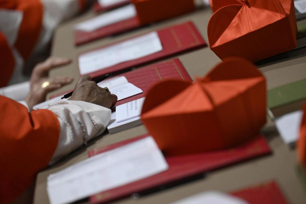 Los cardenales se reúnen antes del inicio del cónclave para elegir un nuevo Papa en la Capilla Sixtina en la Ciudad del Vaticano, el 7 de mayo de 2025.