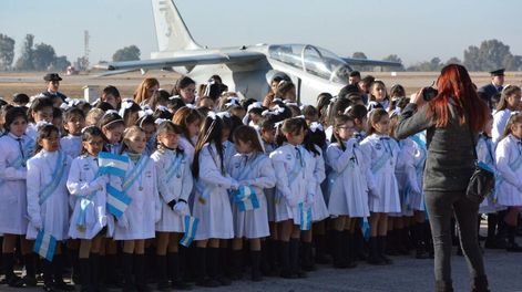 Se trata de un acto que la entidad realiza todos los años, con motivo de conmemorarse el aniversario de la creación de la Enseña Nacional. Foto: Archivo Prensa DGE