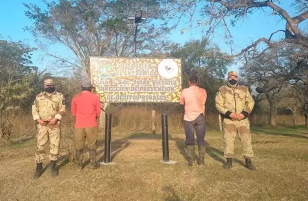 Dos hombres fueron detenidos acusados de haber provocado el inicio de uno de los focos de incendio en las islas del Departamento Diamante, en Entre Ríos, que están afectando a la ciudad de Rosario y sus alrededores, informaron fuentes policiales.