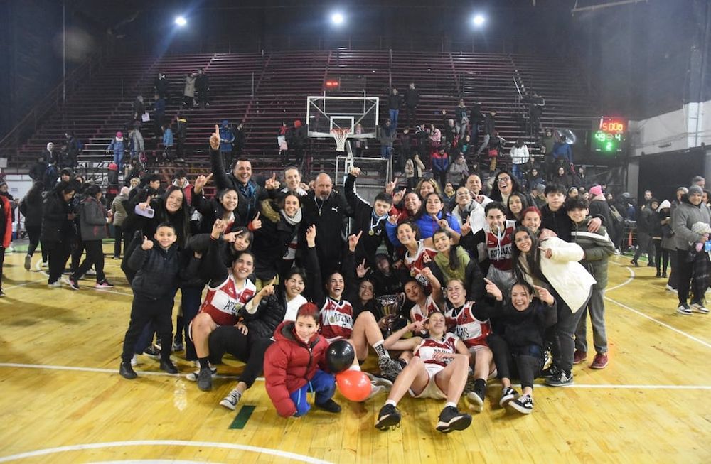 La familia de Atenas Sport Club feliz en el estadio de la Federación de Box. / Gentileza: Salto Inicial.
