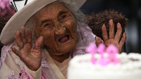 La mujer más longeva de Bolivia cumplió 118 años y lo celebró tocando el charango