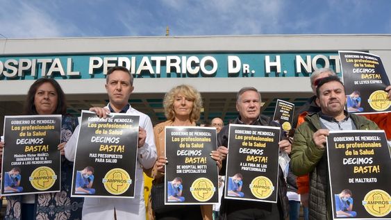 Ampros, el gremio de la salud liderado por Claudia Iturbe, despliega medidas para frenar la ley de tope salarial. Foto:  Orlando Pelichotti / Los Andes