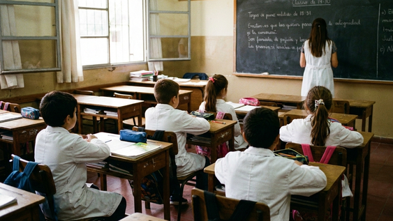 Educación y ausentismo: a lo largo de toda la primaria, un alumno promedio pierde 195 días de clase, lo que equivale a un año escolar completo.